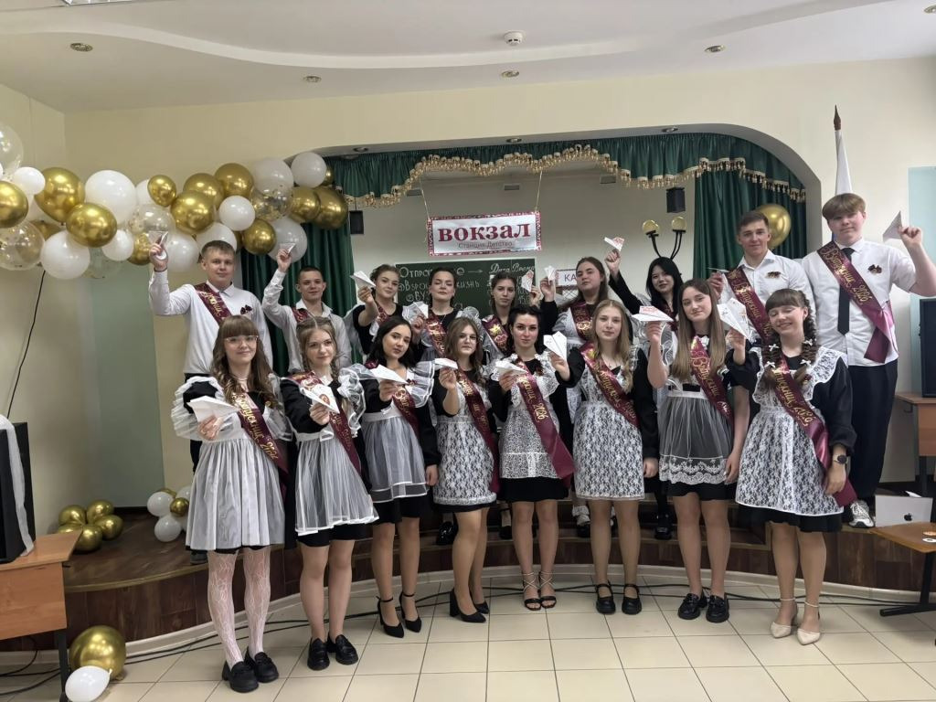 В ШКОЛАХ ПРОЗВЕНЕЛИ ПОСЛЕДНИЕ ЗВОНКИ.